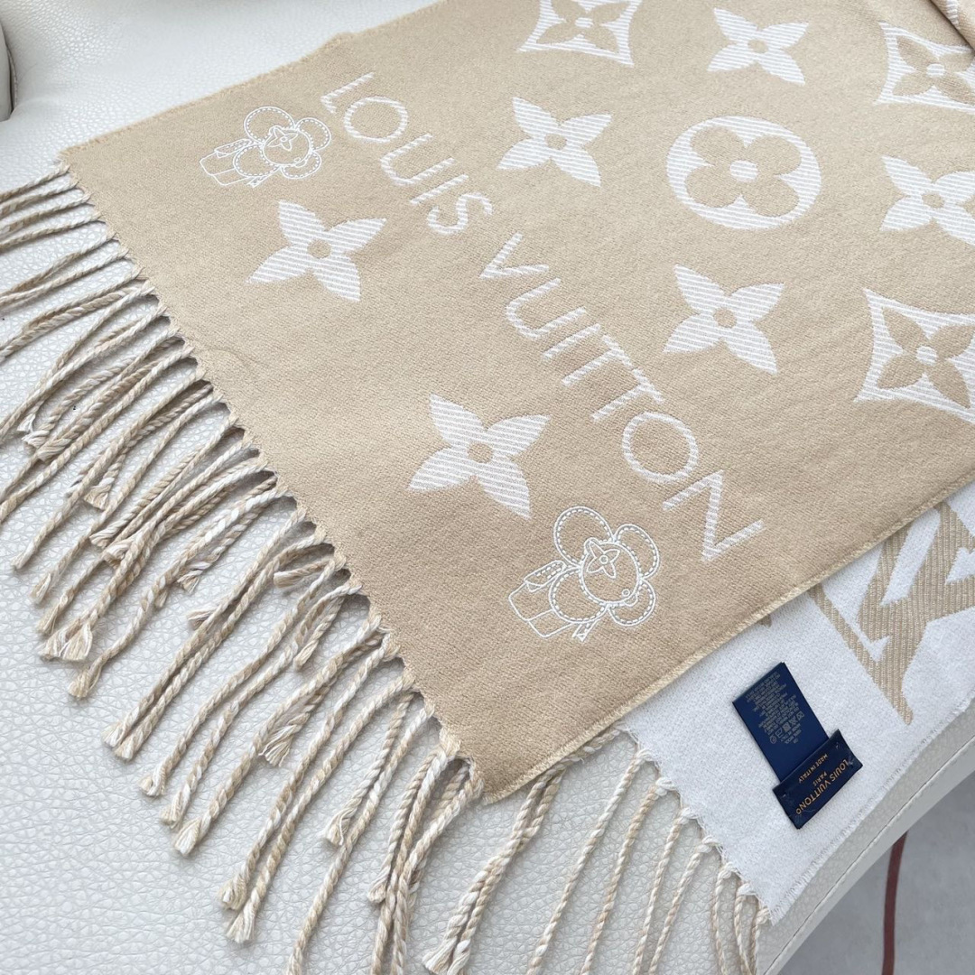 终于出货啦，今年热度最高的嫩粉拼白围巾本款LVEssential围巾聚焦大元素，以Monogram图案和