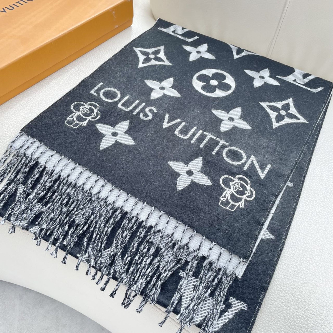 终于出货啦，今年热度最高的嫩粉拼白围巾本款LVEssential围巾聚焦大元素，以Monogram图案和