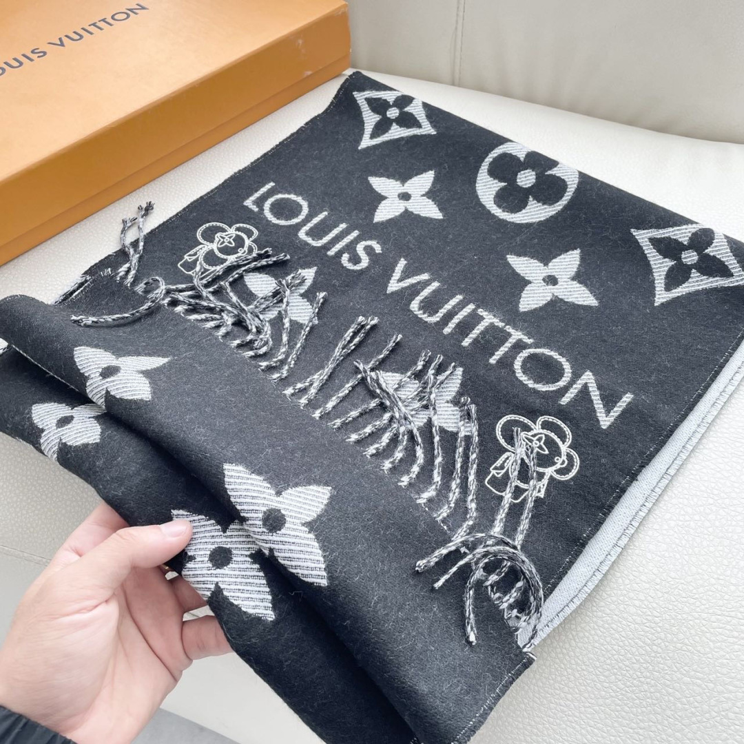 终于出货啦，今年热度最高的嫩粉拼白围巾本款LVEssential围巾聚焦大元素，以Monogram图案和