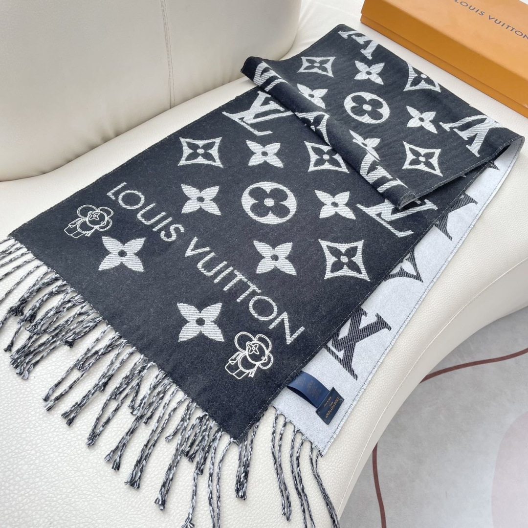 终于出货啦，今年热度最高的嫩粉拼白围巾本款LVEssential围巾聚焦大元素，以Monogram图案和