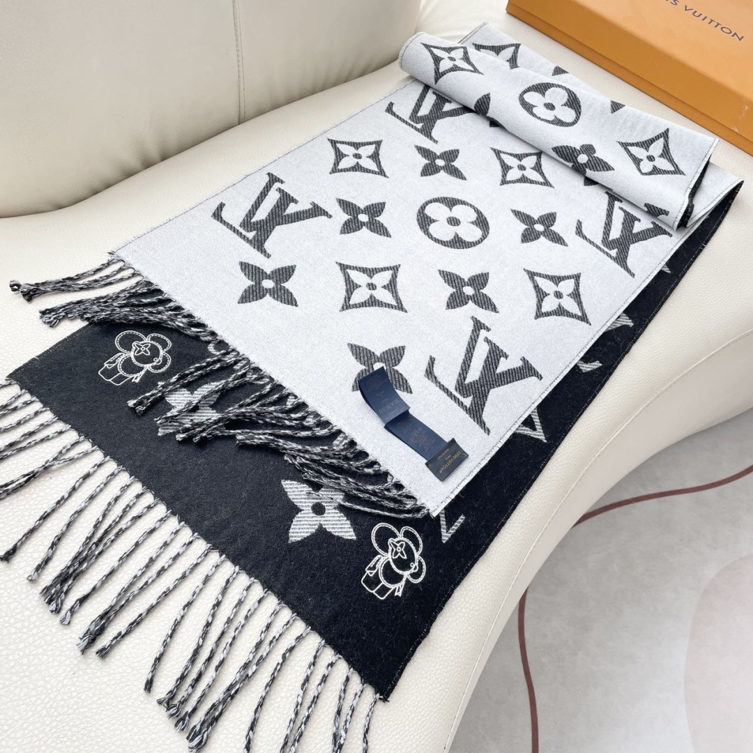 终于出货啦，今年热度最高的嫩粉拼白围巾本款LVEssential围巾聚焦大元素，以Monogram图案和