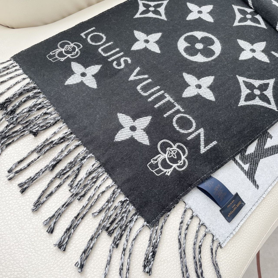 终于出货啦，今年热度最高的嫩粉拼白围巾本款LVEssential围巾聚焦大元素，以Monogram图案和