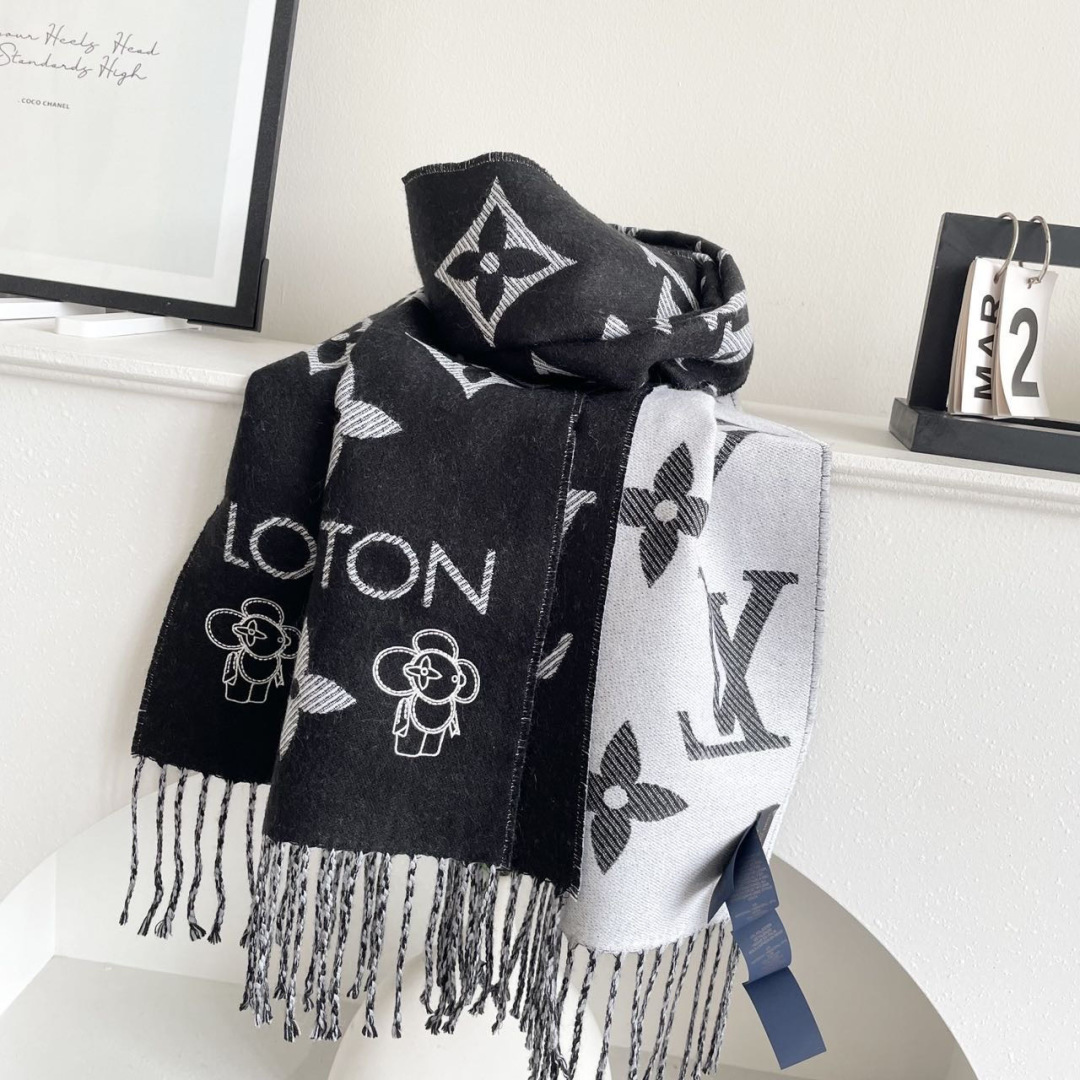 终于出货啦，今年热度最高的嫩粉拼白围巾本款LVEssential围巾聚焦大元素，以Monogram图案和