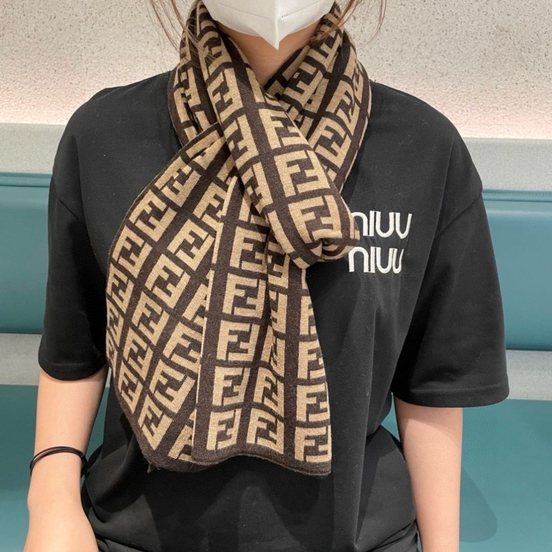 爆款上新 情侣款👍👍芬迪 独家牛货🐂 奢华尽在尺寸之间，高端品质‼️具有超高羊绒品质才会被此品牌青睐‼️