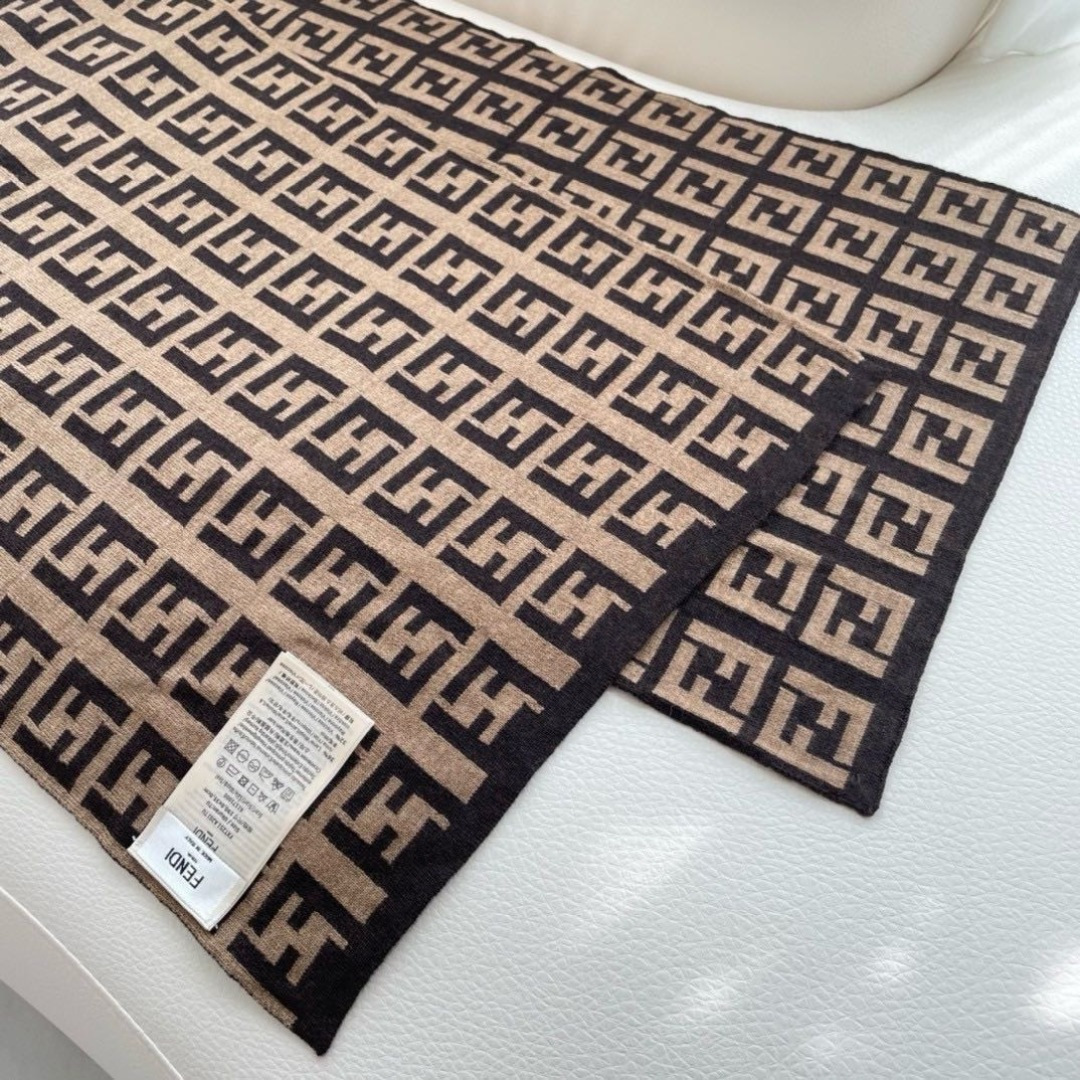 爆款上新 情侣款👍👍芬迪 独家牛货🐂 奢华尽在尺寸之间，高端品质‼️具有超高羊绒品质才会被此品牌青睐‼️