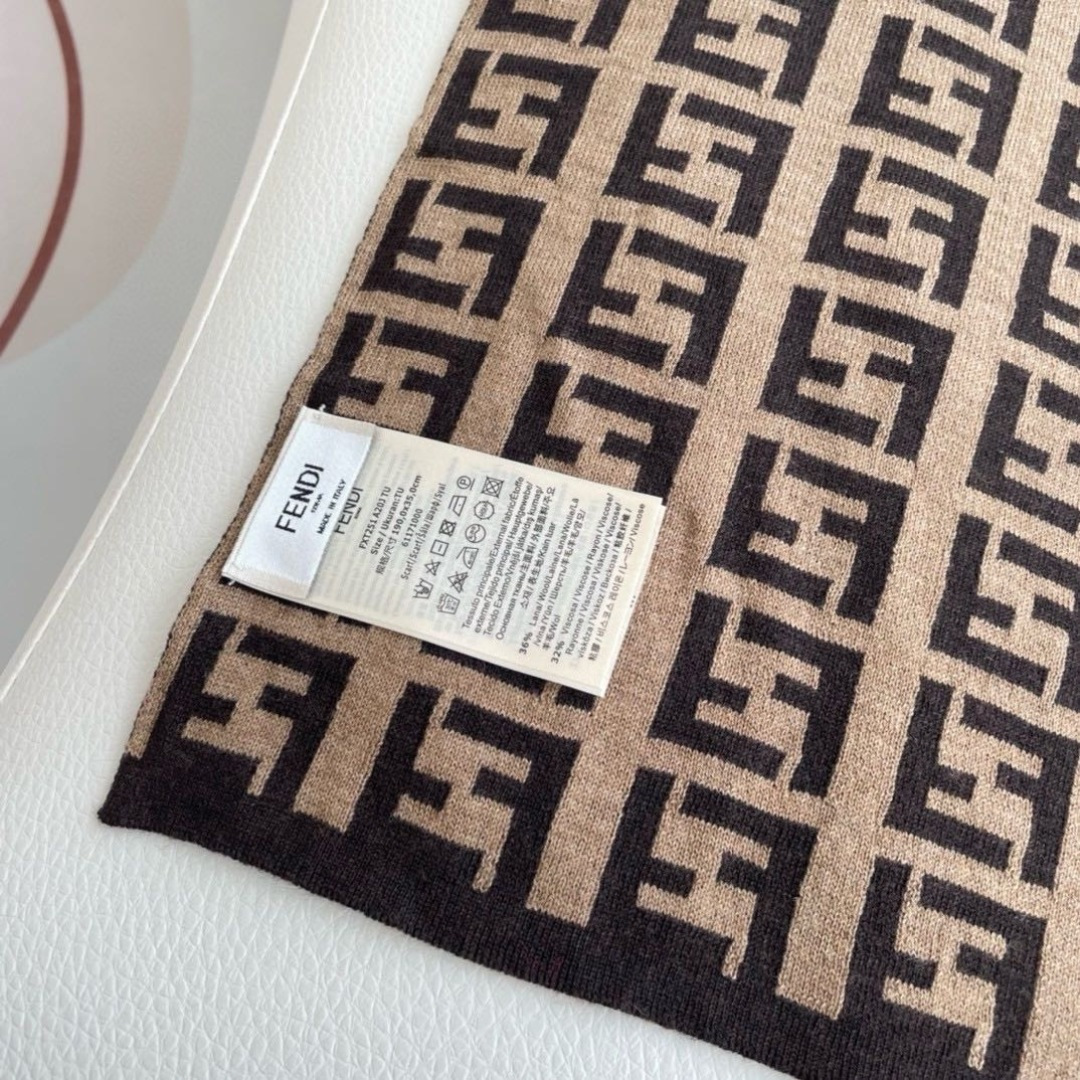 爆款上新 情侣款👍👍芬迪 独家牛货🐂 奢华尽在尺寸之间，高端品质‼️具有超高羊绒品质才会被此品牌青睐‼️