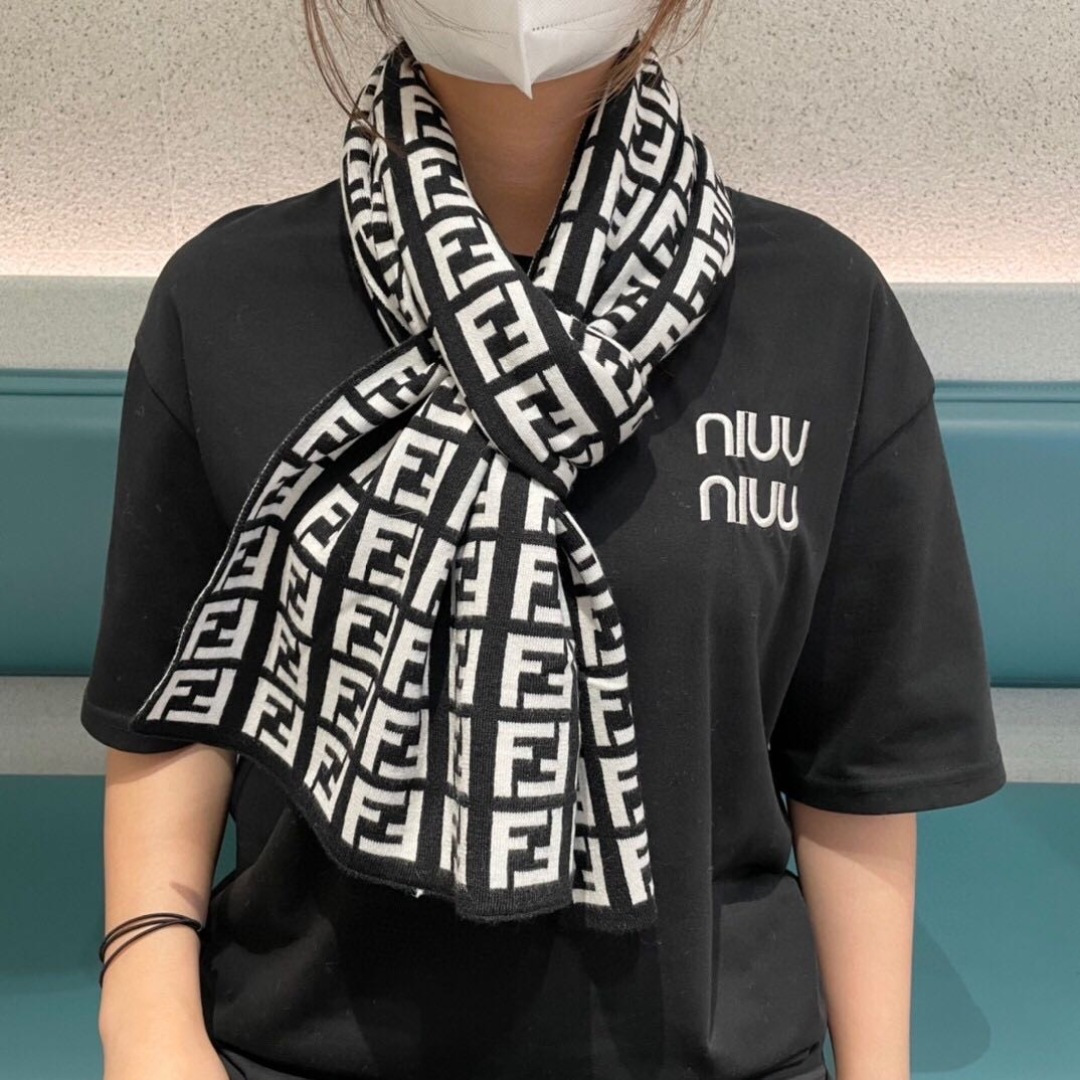 爆款上新 情侣款👍👍芬迪 独家牛货🐂 奢华尽在尺寸之间，高端品质‼️具有超高羊绒品质才会被此品牌青睐‼️