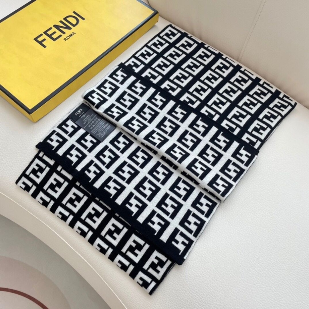 爆款上新 情侣款👍👍芬迪 独家牛货🐂 奢华尽在尺寸之间，高端品质‼️具有超高羊绒品质才会被此品牌青睐‼️