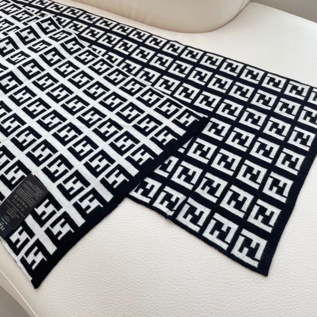 爆款上新 情侣款👍👍芬迪 独家牛货🐂 奢华尽在尺寸之间，高端品质‼️具有超高羊绒品质才会被此品牌青睐‼️