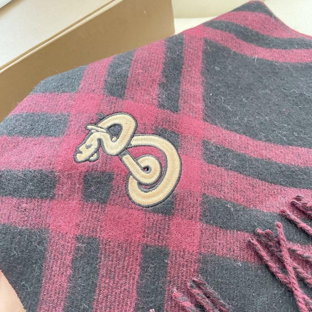 2025蛇年爆款到！ 🆕Burberry · 巴宝莉格子围巾❗️好看的要疯掉了，太有型太有魅力了❗️❗️