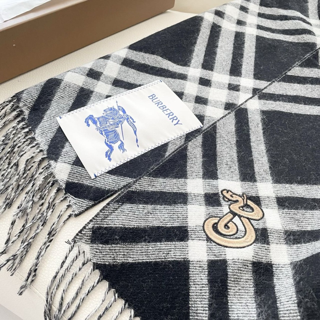 2025蛇年爆款到！ 🆕Burberry · 巴宝莉格子围巾❗️好看的要疯掉了，太有型太有魅力了❗️❗️
