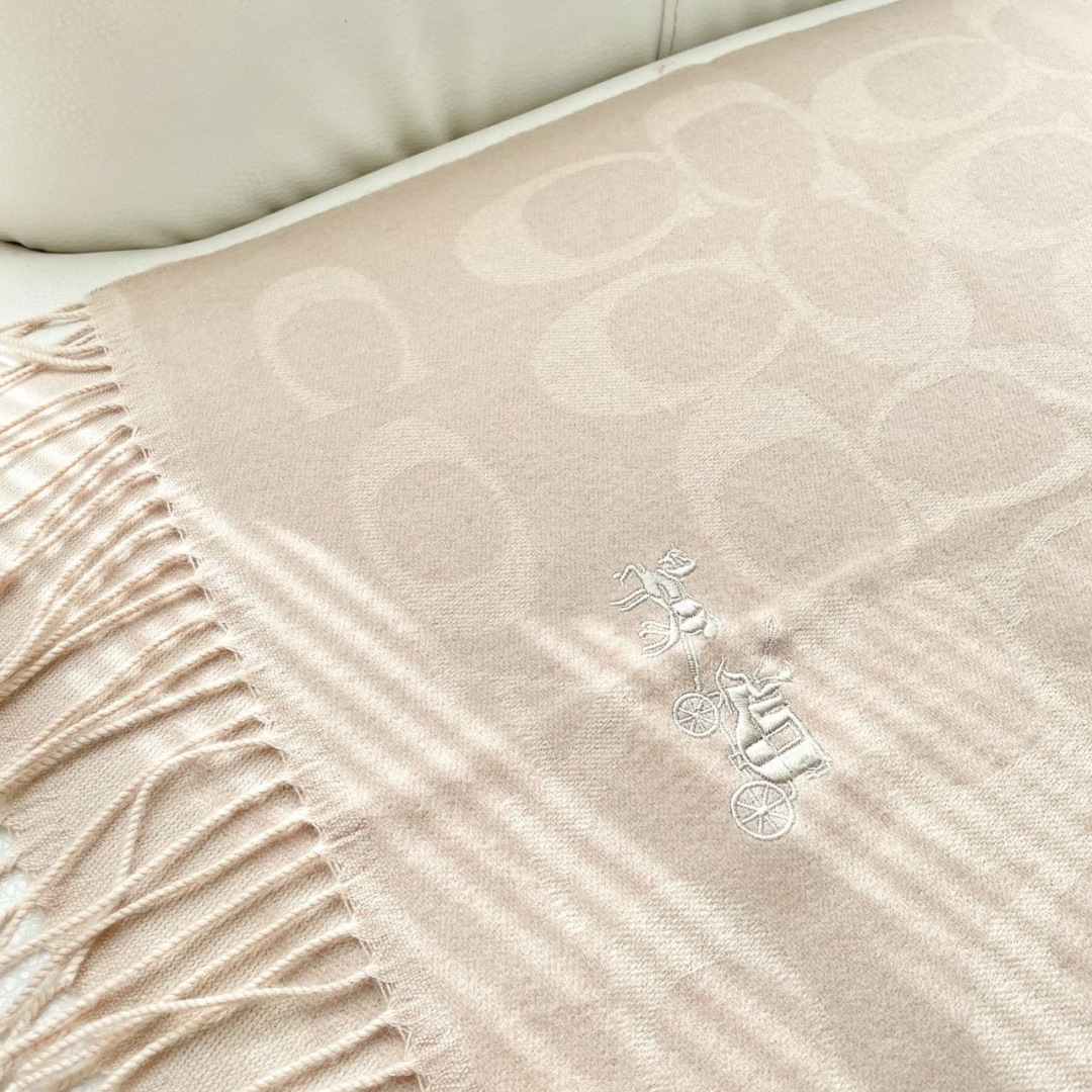 高本版✨✨【经典款】COACH经典 蔻驰披肩也太好看了吧！不仅有颜值还有品质，97%羊毛+3%羊绒，手感