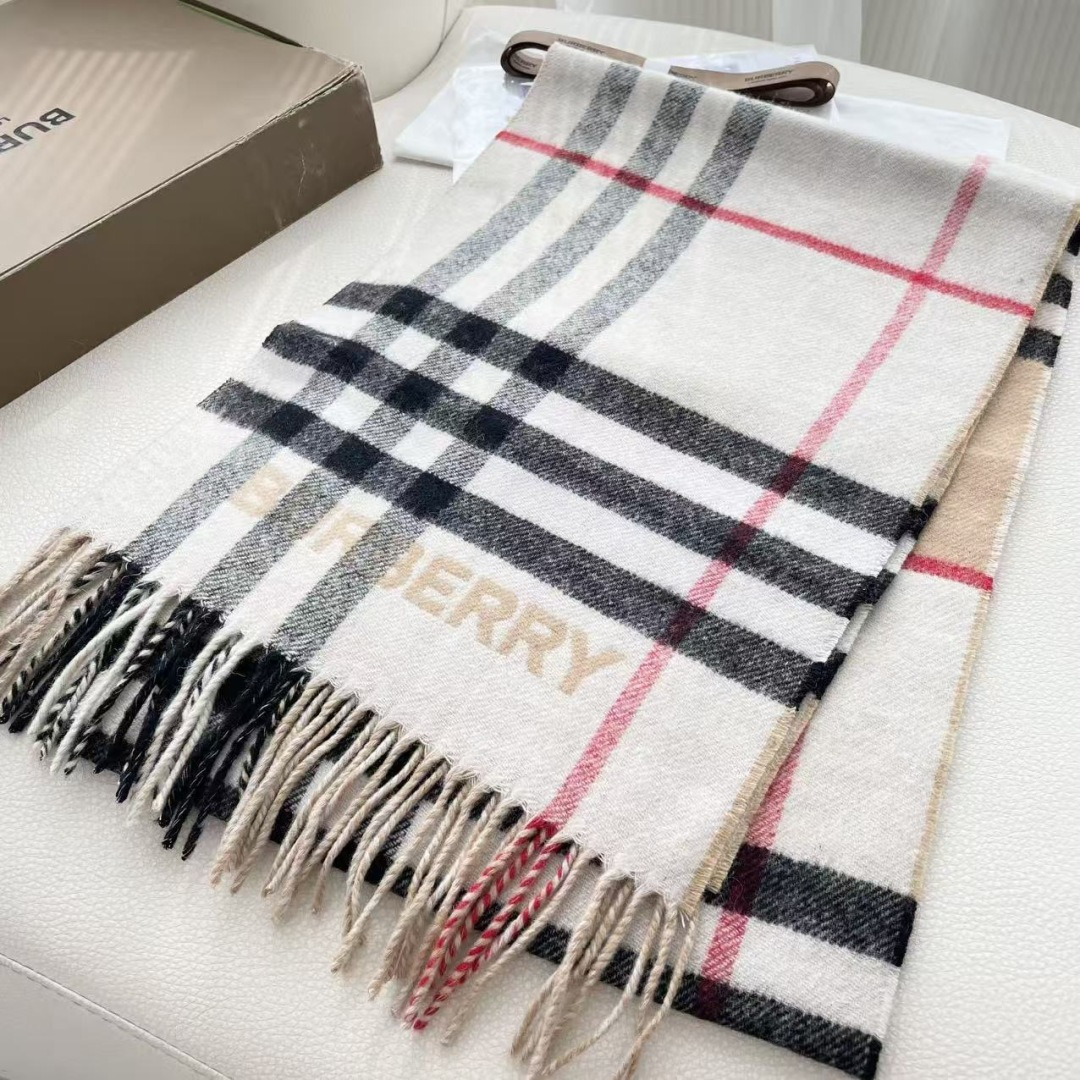 Burberry 匠心巨作。· 经典大格双面提花羊绒围巾👍完全等于2条围巾‼️品牌首席创意总监Ricca