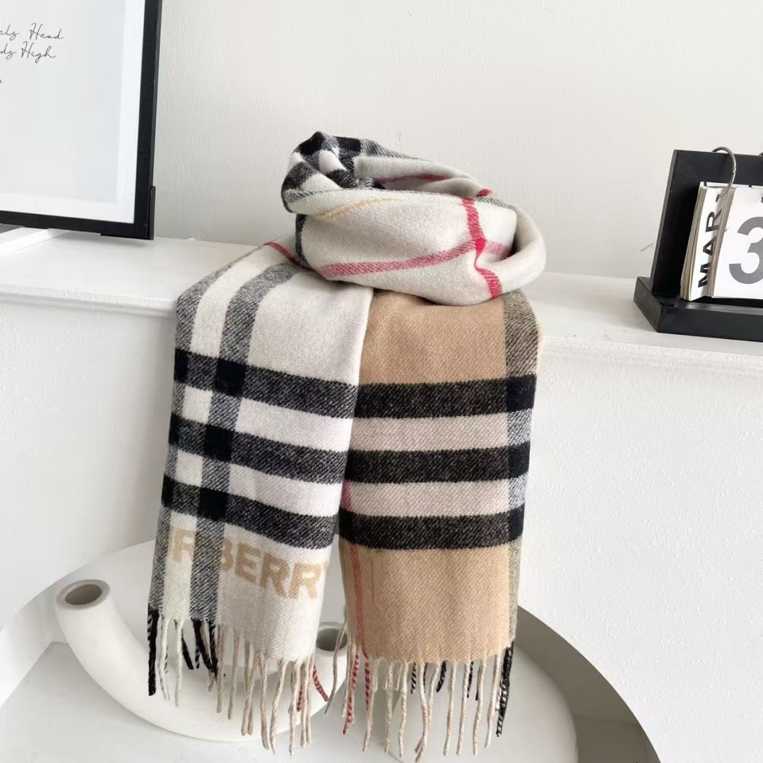 Burberry 匠心巨作。· 经典大格双面提花羊绒围巾👍完全等于2条围巾‼️品牌首席创意总监Ricca