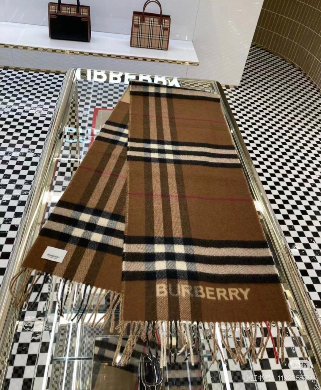 Burberry 匠心巨作。· 经典大格双面提花羊绒围巾👍完全等于2条围巾‼️品牌首席创意总监Ricca