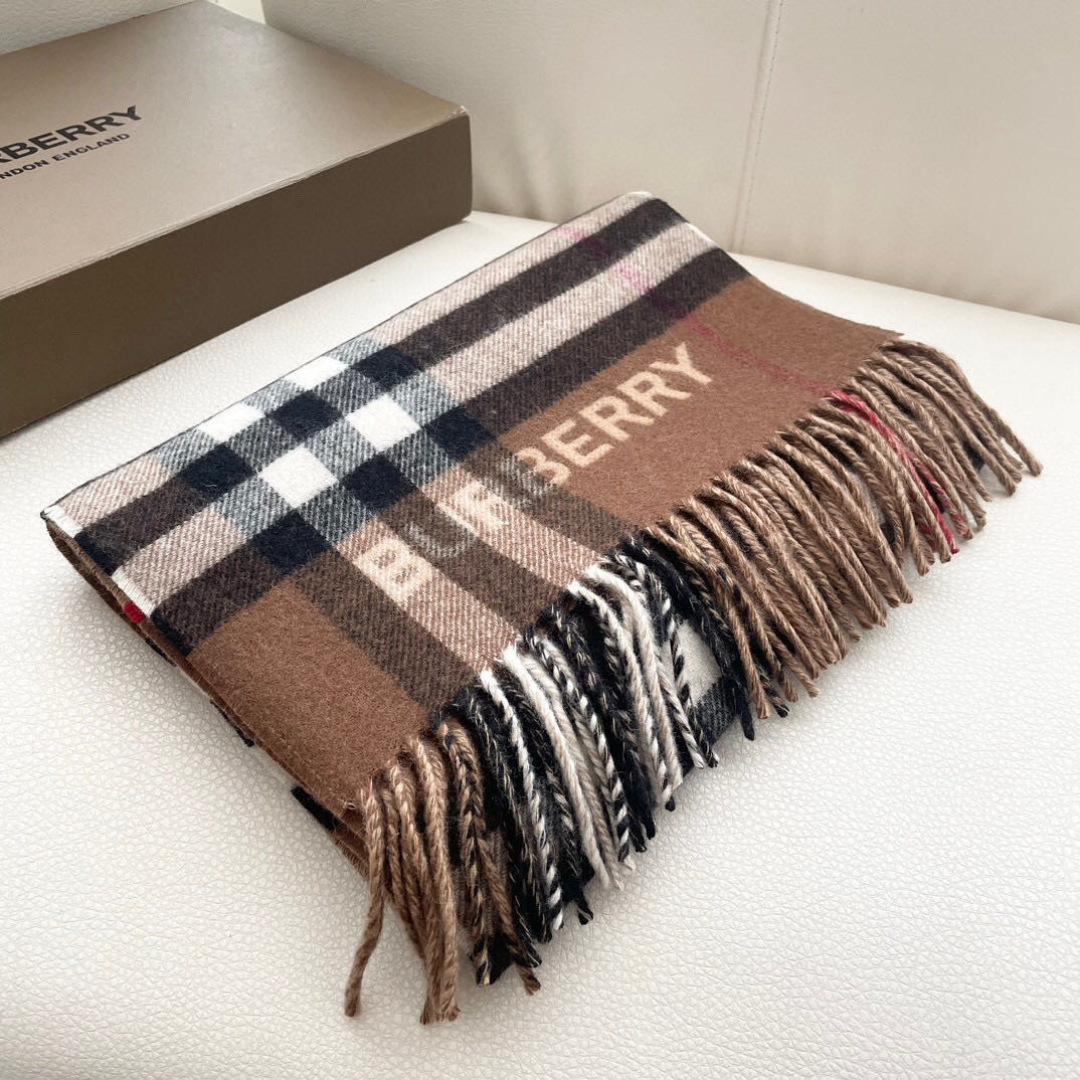 Burberry 匠心巨作。· 经典大格双面提花羊绒围巾👍完全等于2条围巾‼️品牌首席创意总监Ricca