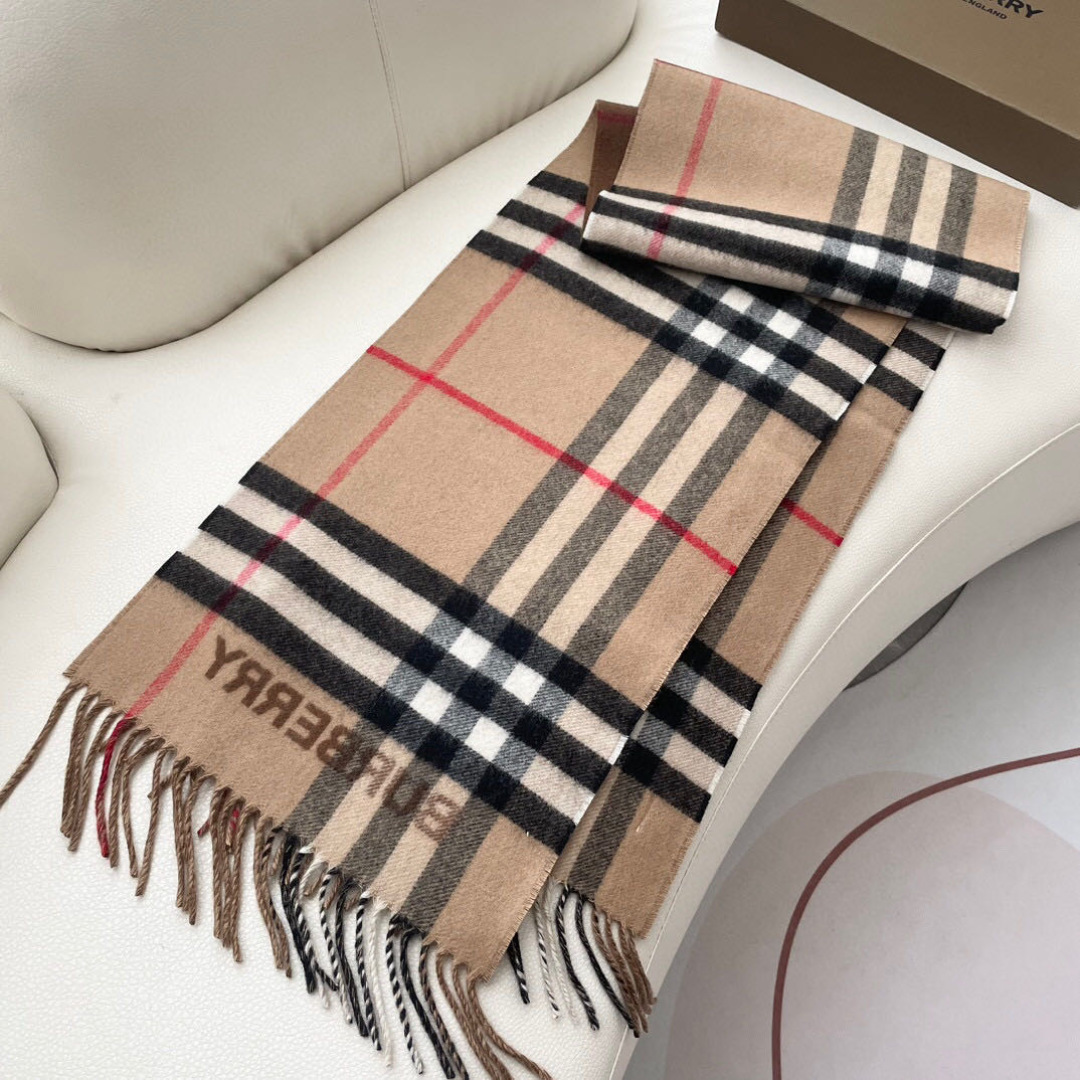 Burberry 匠心巨作。· 经典大格双面提花羊绒围巾👍完全等于2条围巾‼️品牌首席创意总监Ricca