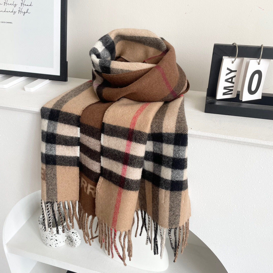 Burberry 匠心巨作。· 经典大格双面提花羊绒围巾👍完全等于2条围巾‼️品牌首席创意总监Ricca