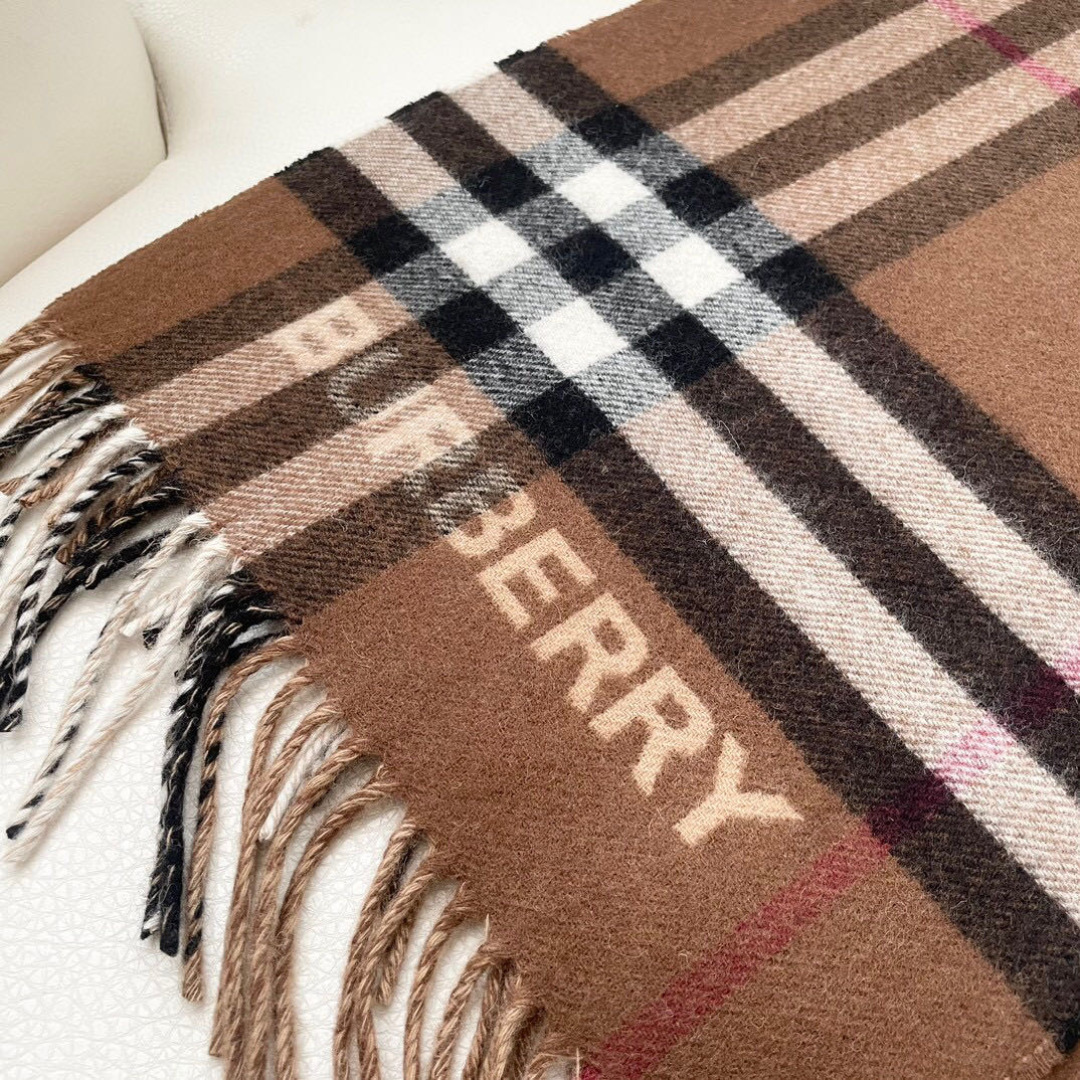 Burberry 匠心巨作。· 经典大格双面提花羊绒围巾👍完全等于2条围巾‼️品牌首席创意总监Ricca