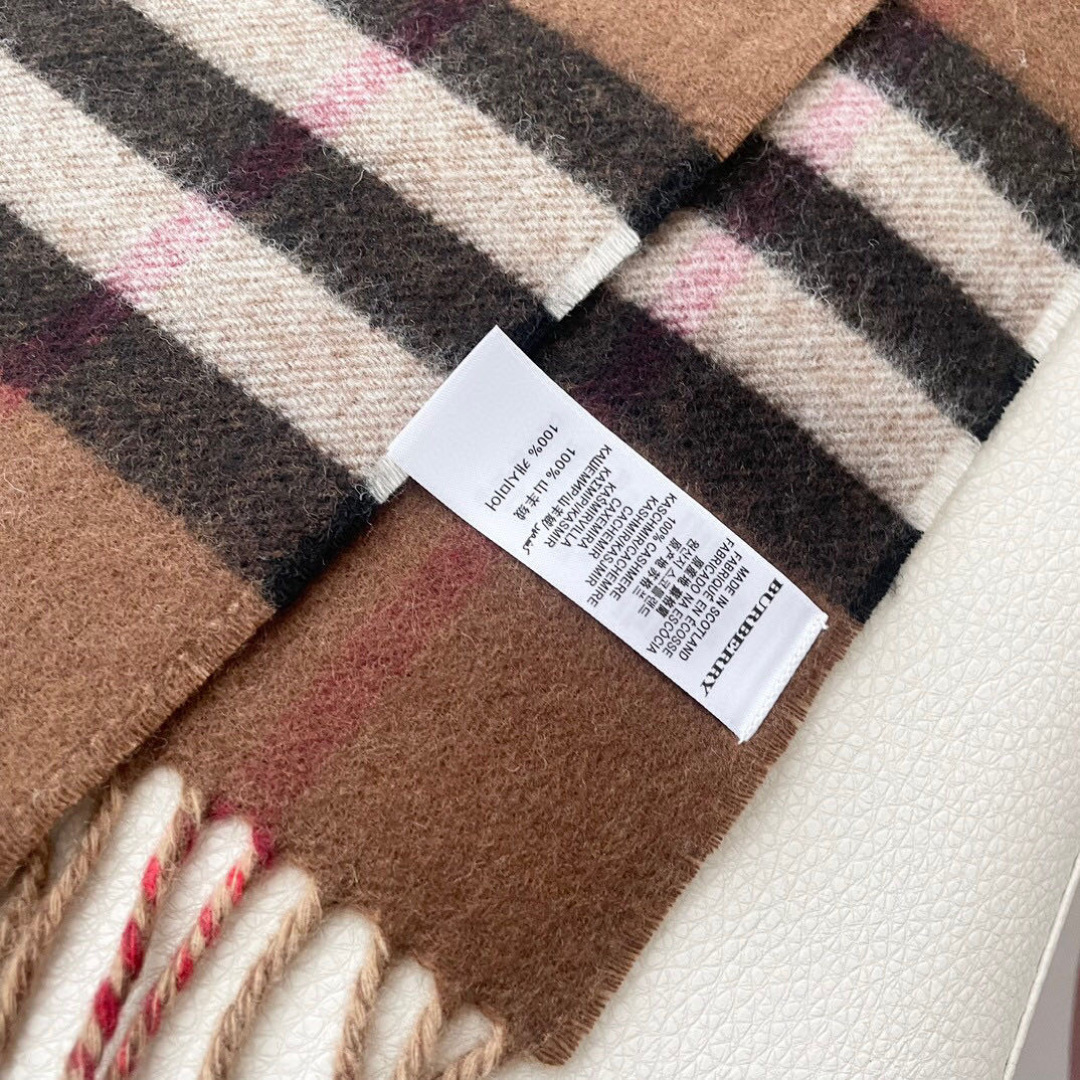 Burberry 匠心巨作。· 经典大格双面提花羊绒围巾👍完全等于2条围巾‼️品牌首席创意总监Ricca