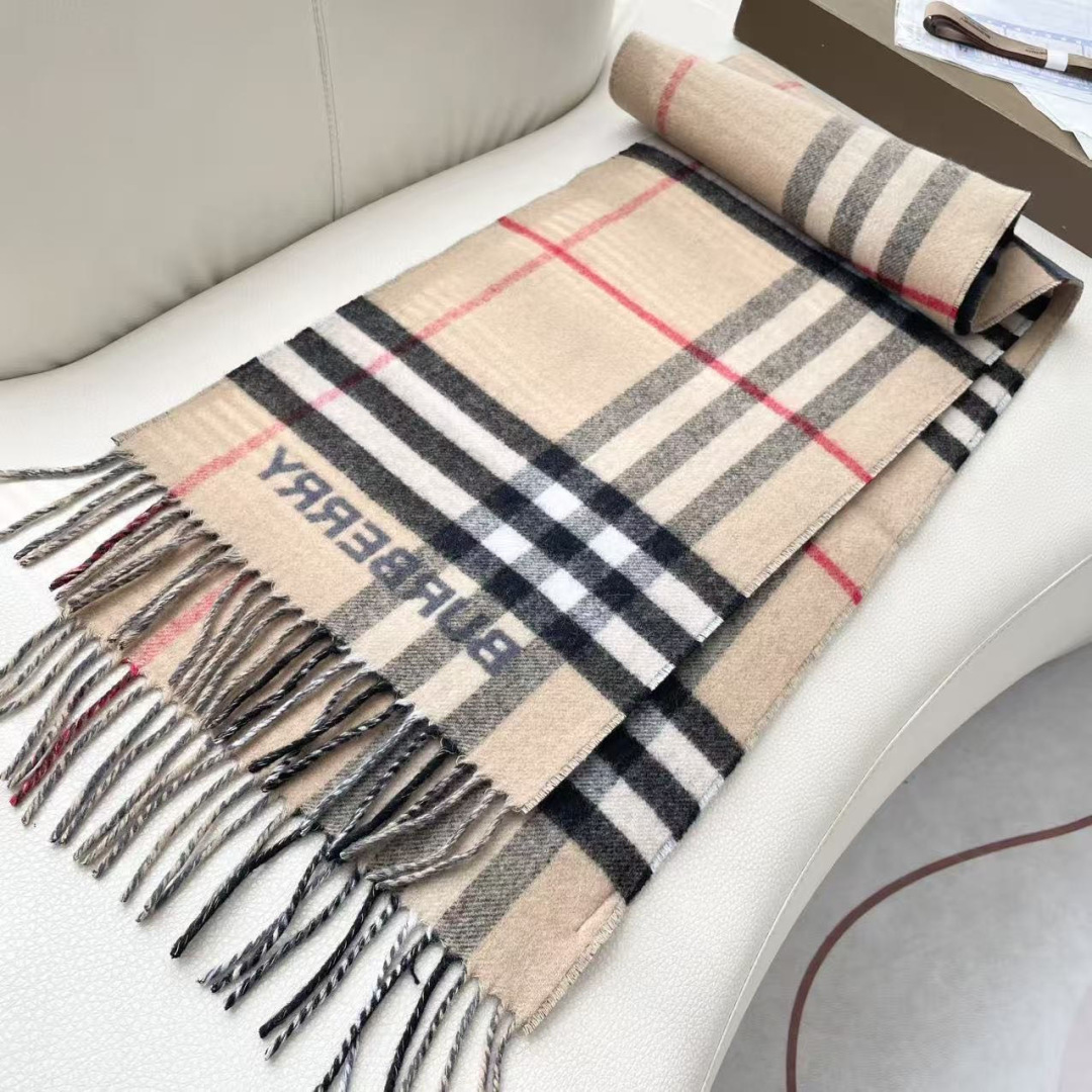 Burberry 匠心巨作。· 经典大格双面提花羊绒围巾👍完全等于2条围巾‼️品牌首席创意总监Ricca