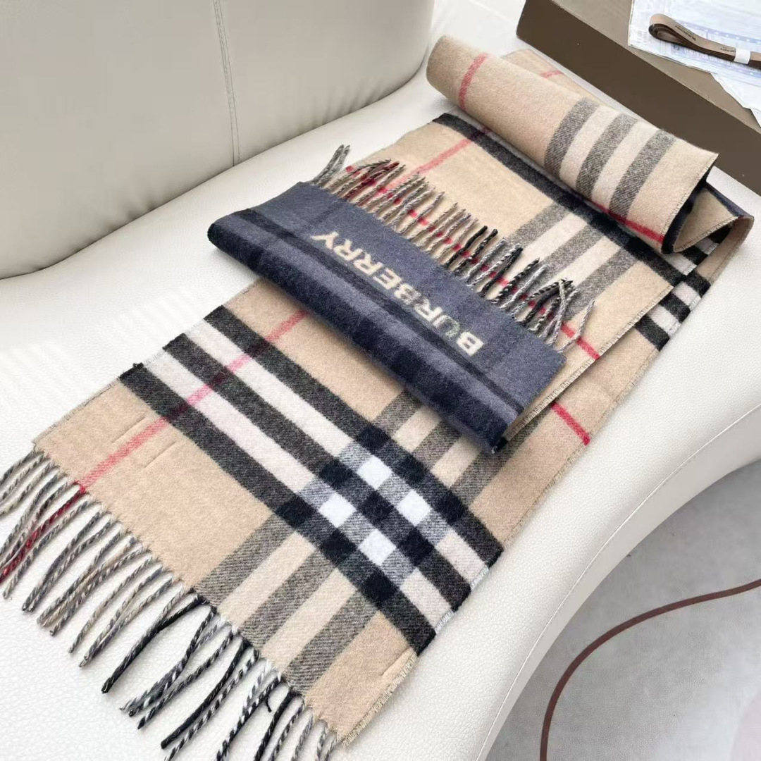 Burberry 匠心巨作。· 经典大格双面提花羊绒围巾👍完全等于2条围巾‼️品牌首席创意总监Ricca