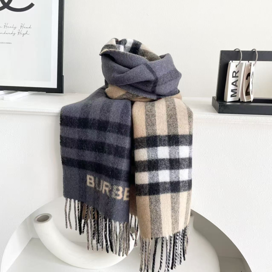 Burberry 匠心巨作。· 经典大格双面提花羊绒围巾👍完全等于2条围巾‼️品牌首席创意总监Ricca