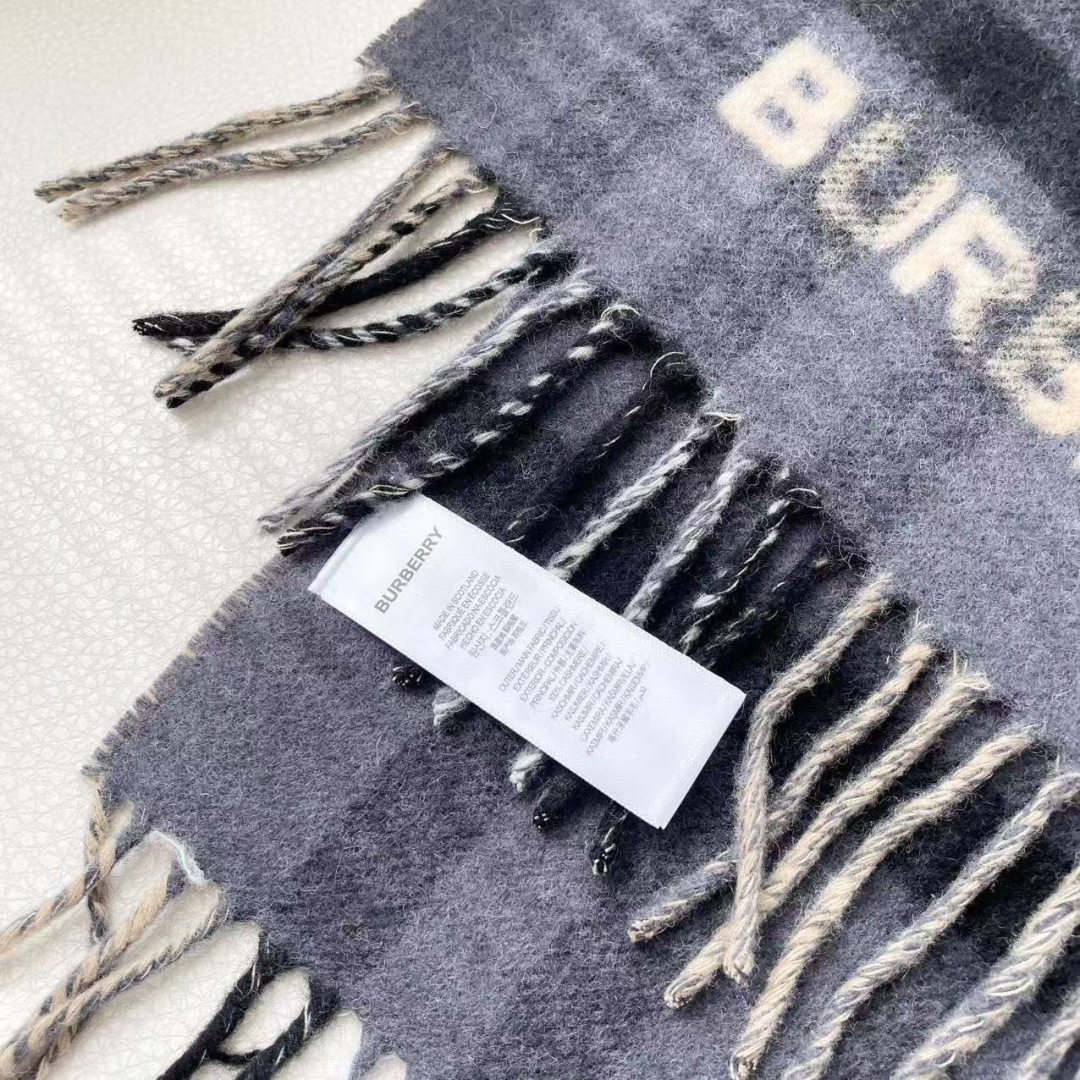 Burberry 匠心巨作。· 经典大格双面提花羊绒围巾👍完全等于2条围巾‼️品牌首席创意总监Ricca