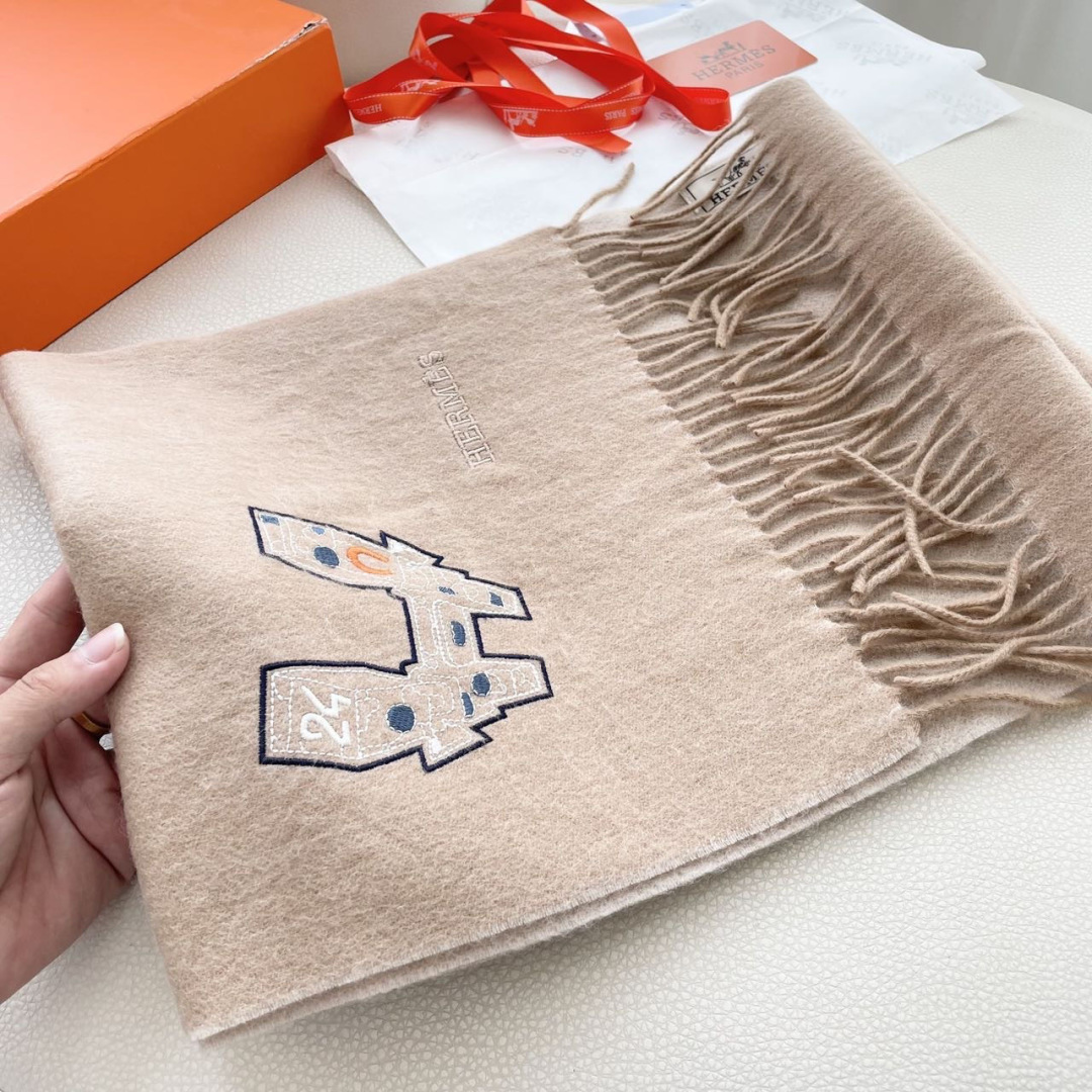 上新2025爱马仕男女款围巾且买且珍惜😍~都是出口订单所以比较难遇❤️东西讲究少而精😍好看的一定要收😎这