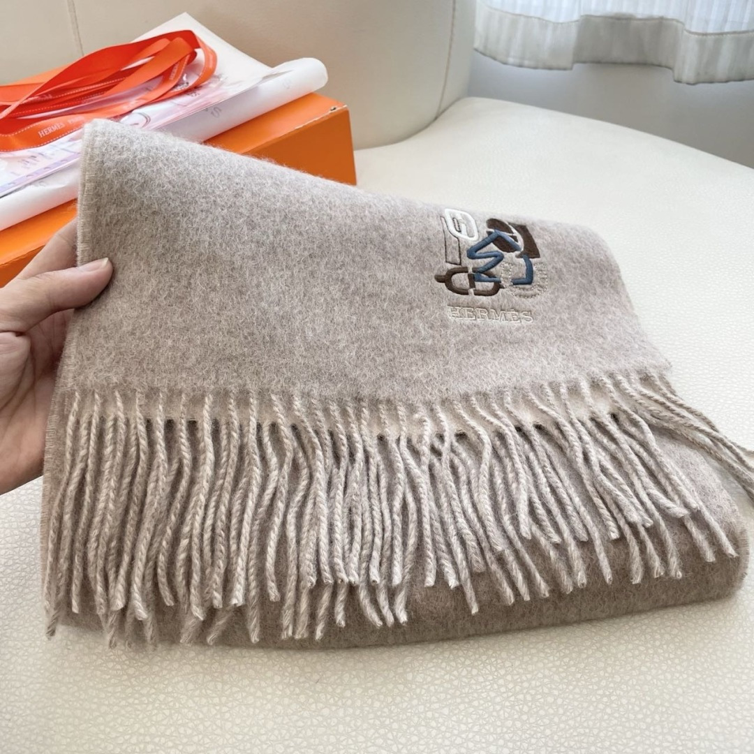 上新2025爱马仕双面男女款围巾且买且珍惜😍~都是出口订单所以比较难遇❤️东西讲究少而精😍好看的一定要收