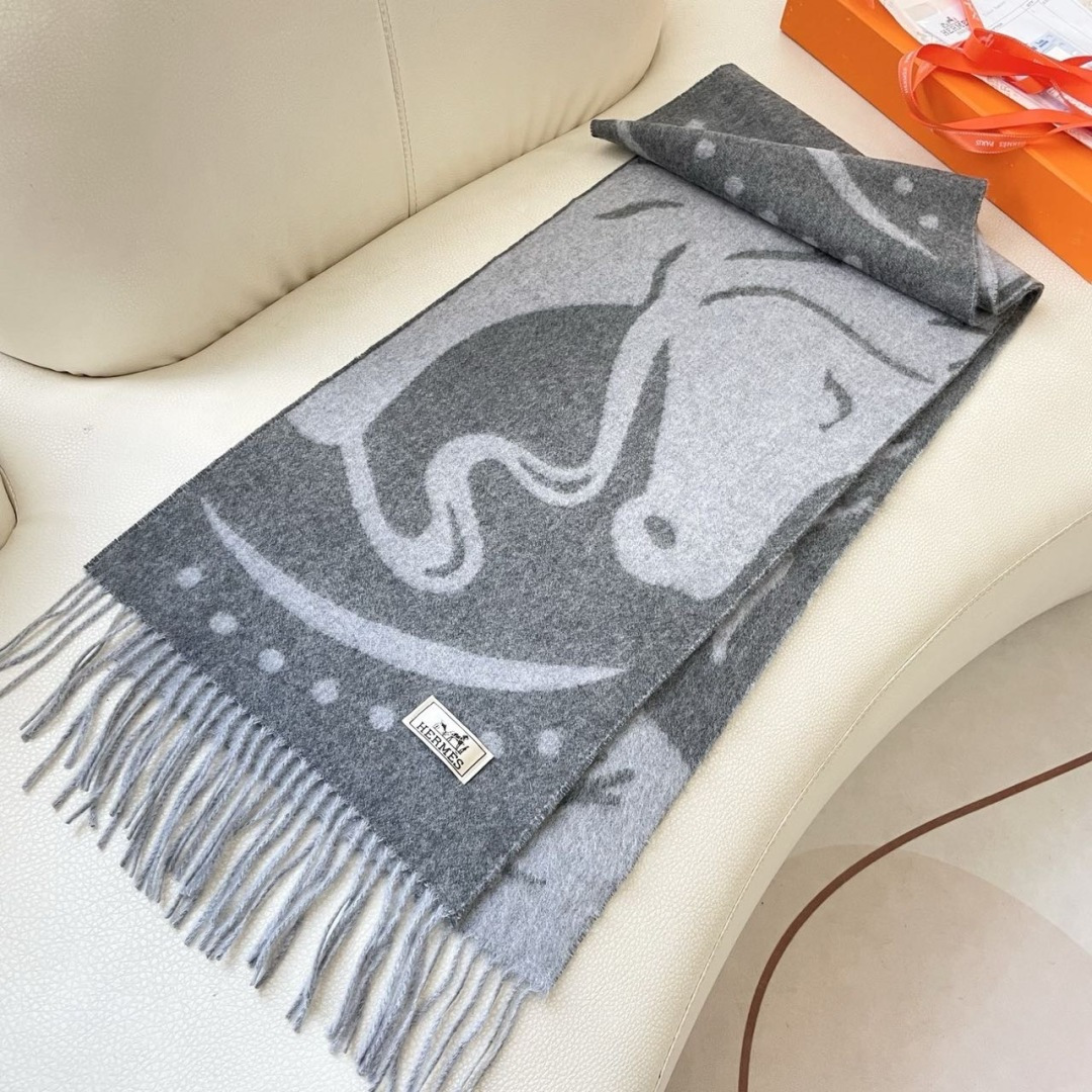 上新2025爱马仕顶级山羊绒男女款围巾且买且珍惜😍~都是出口订单所以比较难遇❤️东西讲究少而精😍好看的一