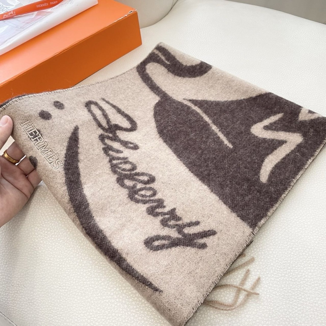 上新2025爱马仕顶级山羊绒男女款围巾且买且珍惜😍~都是出口订单所以比较难遇❤️东西讲究少而精😍好看的一