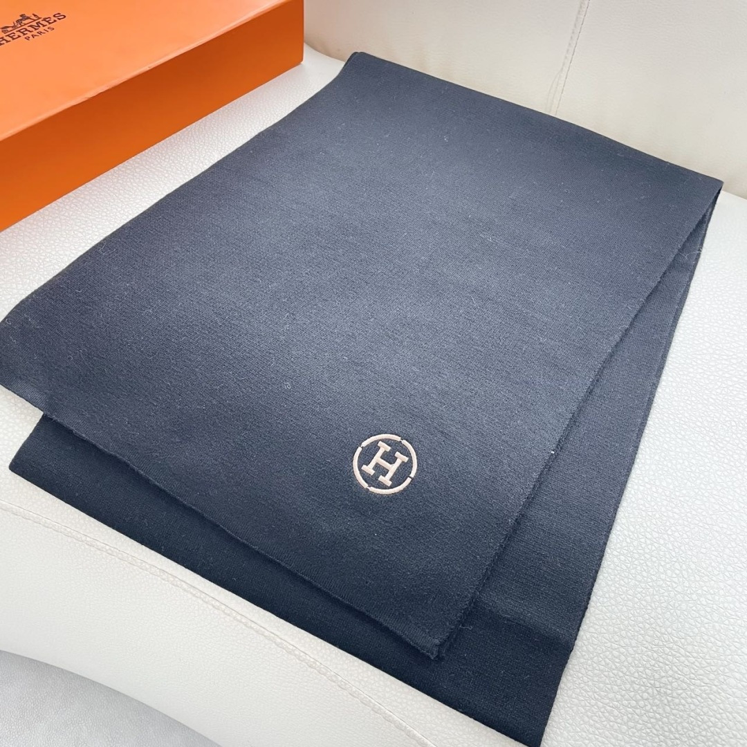 爆款上新 情侣款👍👍爱马仕 独家牛货🐂 奢华尽在尺寸之间，高端品质‼️具有超高羊绒品质才会被此品牌青睐‼