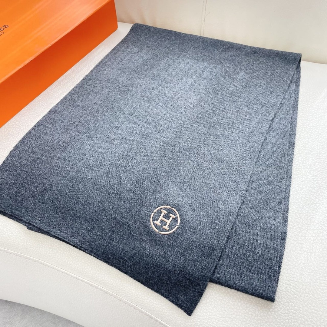 爆款上新 情侣款👍👍爱马仕 独家牛货🐂 奢华尽在尺寸之间，高端品质‼️具有超高羊绒品质才会被此品牌青睐‼