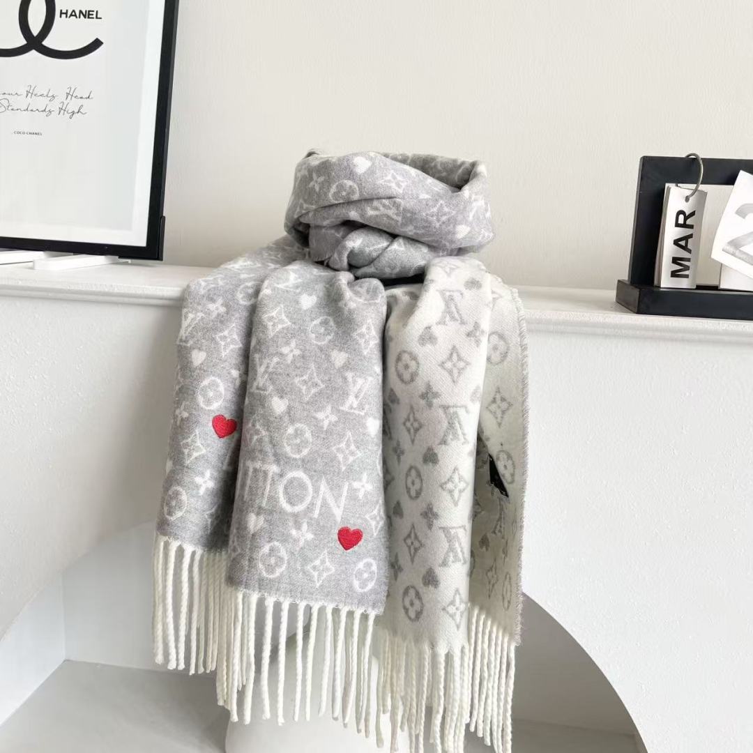 新款来了 官网同步新款 原单此款 Studdy Reykjavik 围巾融入了摇滚元素，为寒冷冬日带来摇