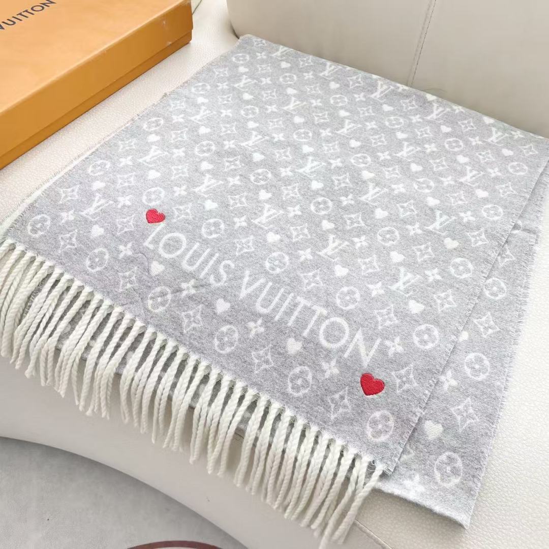 新款来了 官网同步新款 原单此款 Studdy Reykjavik 围巾融入了摇滚元素，为寒冷冬日带来摇