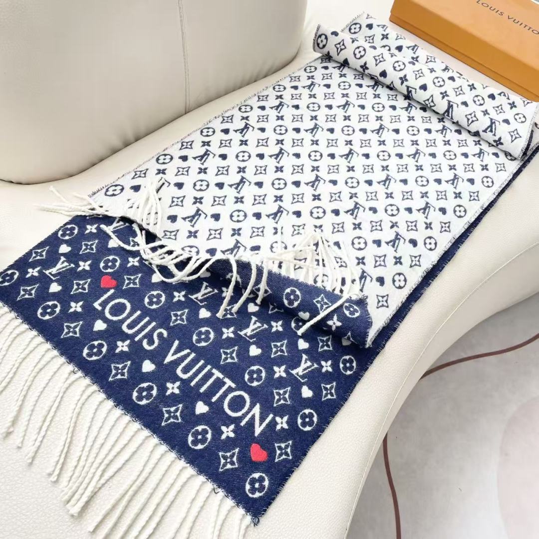 新款来了 官网同步新款 原单此款 Studdy Reykjavik 围巾融入了摇滚元素，为寒冷冬日带来摇