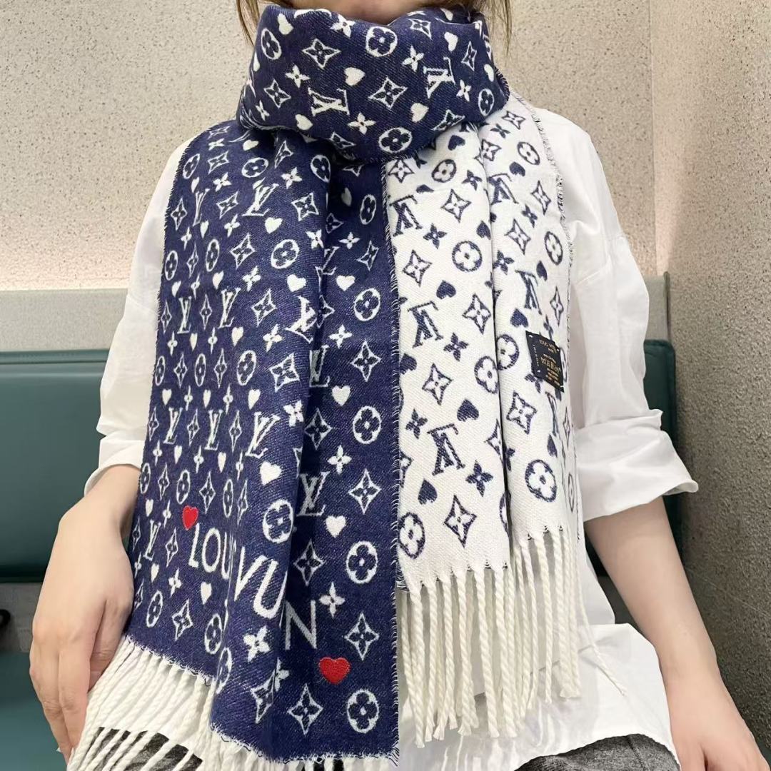 新款来了 官网同步新款 原单此款 Studdy Reykjavik 围巾融入了摇滚元素，为寒冷冬日带来摇