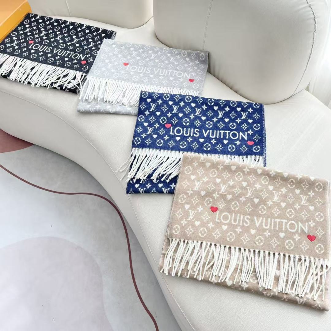 新款来了 官网同步新款 原单此款 Studdy Reykjavik 围巾融入了摇滚元素，为寒冷冬日带来摇