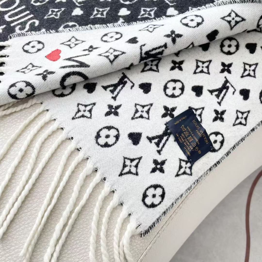 新款来了 官网同步新款 原单此款 Studdy Reykjavik 围巾融入了摇滚元素，为寒冷冬日带来摇