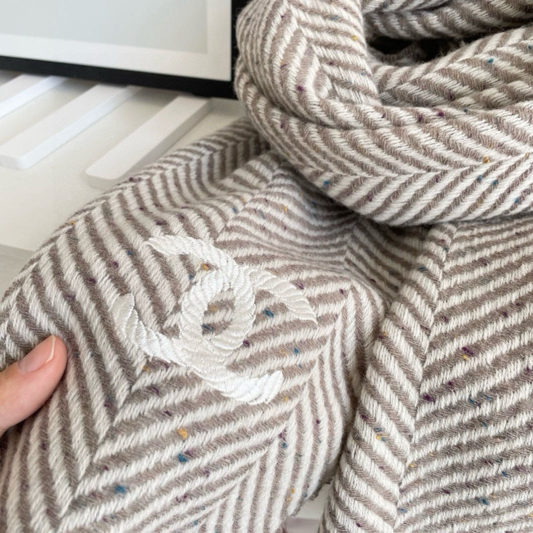 香奈儿新款🗣姑娘们出来炸街啦黑色系色调真的无敌经典了。不是俗气的漂白。就本色调，带点米的高级配色。～百分