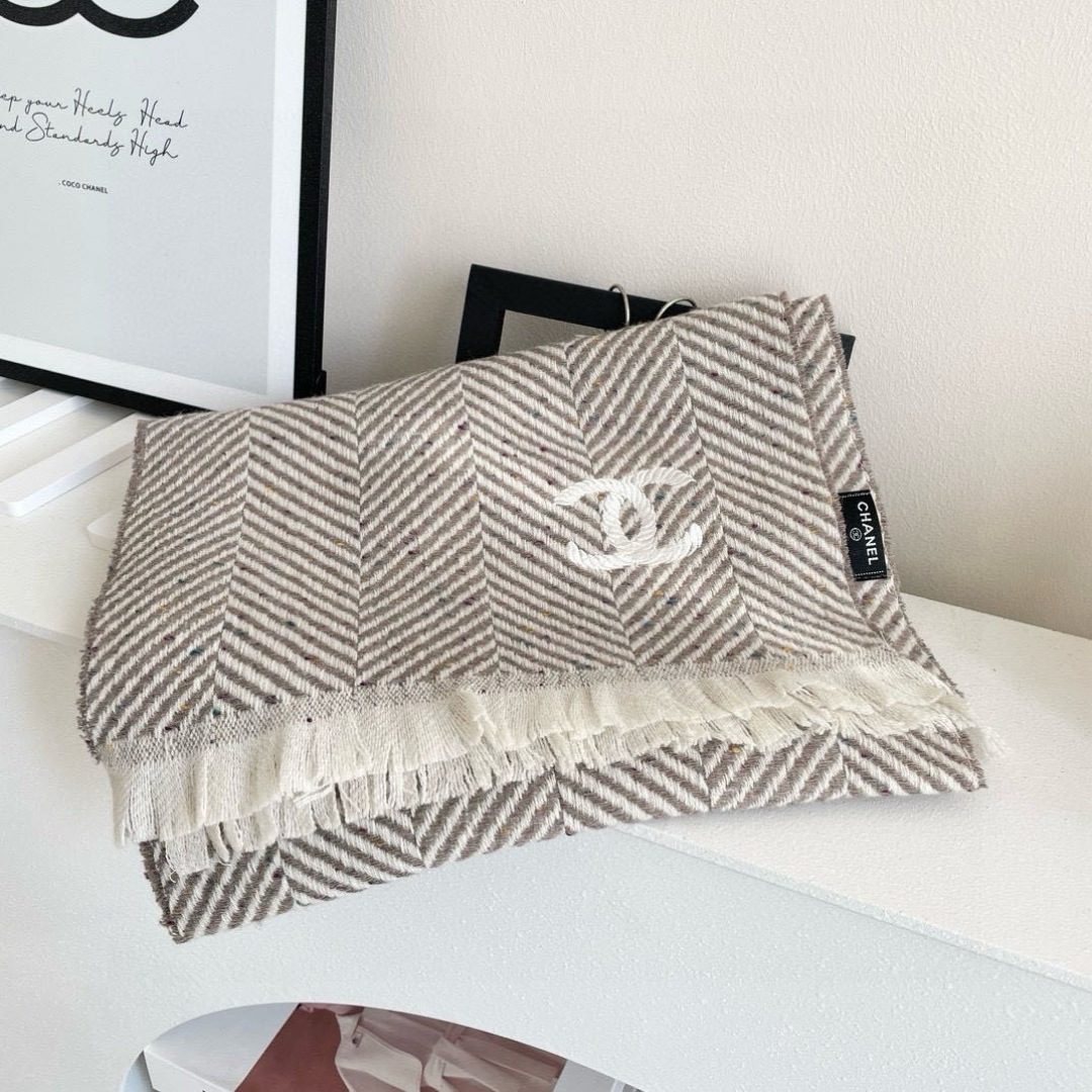 香奈儿新款🗣姑娘们出来炸街啦黑色系色调真的无敌经典了。不是俗气的漂白。就本色调，带点米的高级配色。～百分