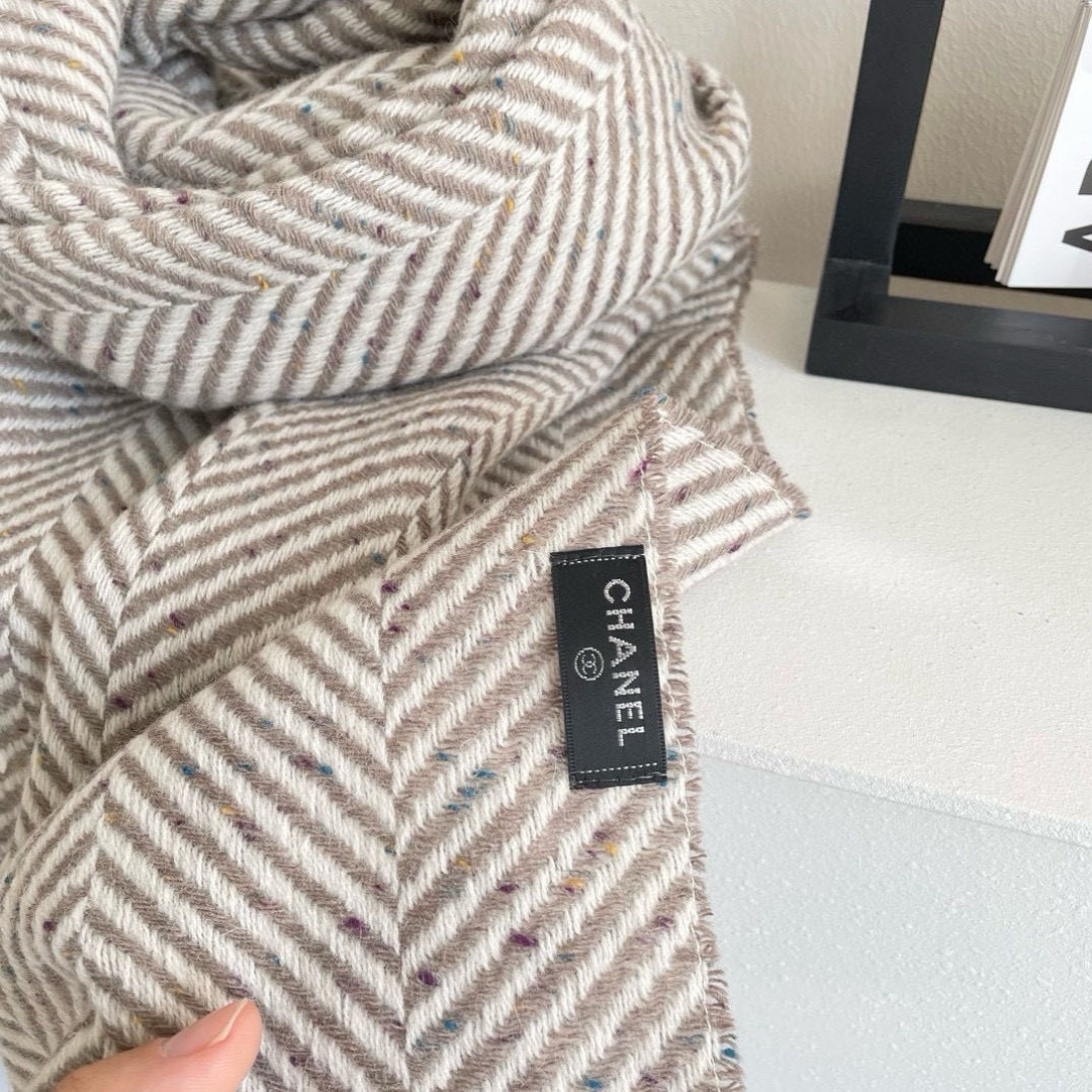 香奈儿新款🗣姑娘们出来炸街啦黑色系色调真的无敌经典了。不是俗气的漂白。就本色调，带点米的高级配色。～百分