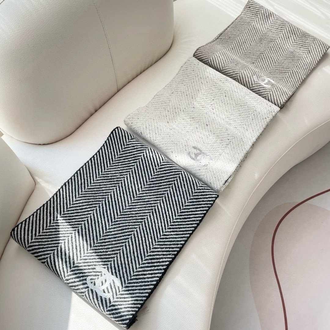 香奈儿新款🗣姑娘们出来炸街啦黑色系色调真的无敌经典了。不是俗气的漂白。就本色调，带点米的高级配色。～百分