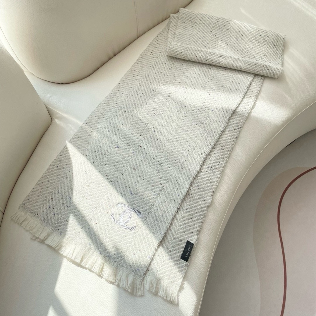 香奈儿新款🗣姑娘们出来炸街啦黑色系色调真的无敌经典了。不是俗气的漂白。就本色调，带点米的高级配色。～百分