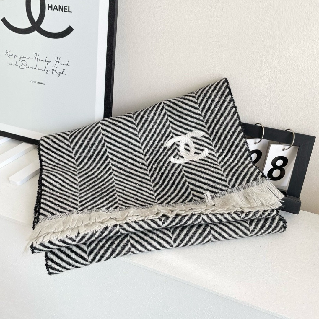 香奈儿新款🗣姑娘们出来炸街啦黑色系色调真的无敌经典了。不是俗气的漂白。就本色调，带点米的高级配色。～百分