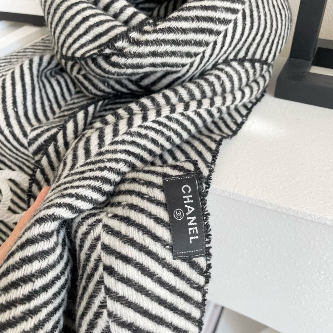 香奈儿新款🗣姑娘们出来炸街啦黑色系色调真的无敌经典了。不是俗气的漂白。就本色调，带点米的高级配色。～百分