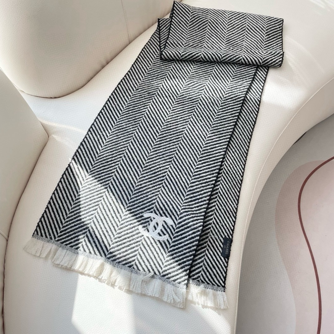 香奈儿新款🗣姑娘们出来炸街啦黑色系色调真的无敌经典了。不是俗气的漂白。就本色调，带点米的高级配色。～百分