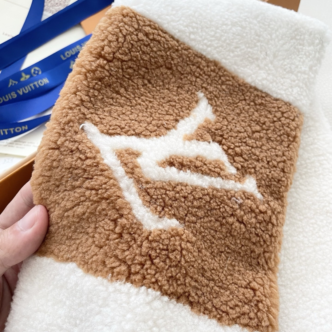 新款出货】❗️❗️LV Shearling泰迪围巾 秋冬大衣好朋友！最新款，，放出来的量不大基本是秒空，
