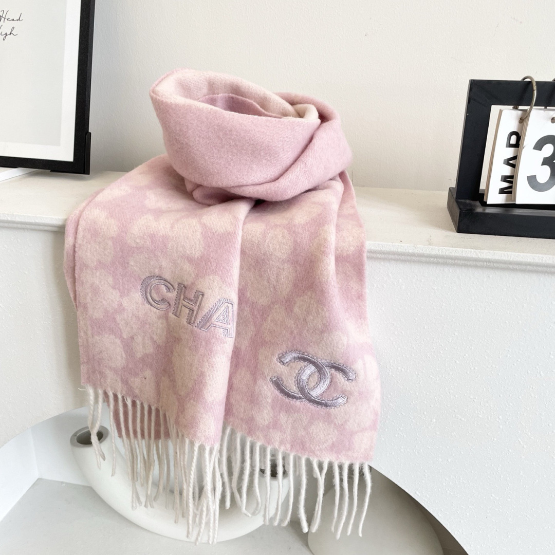 香奈儿新款出来炸街啦黑色系色调真的无敌经典了。不是俗气的漂白。就本色调，带点米的高级配色。～百分百纯山羊